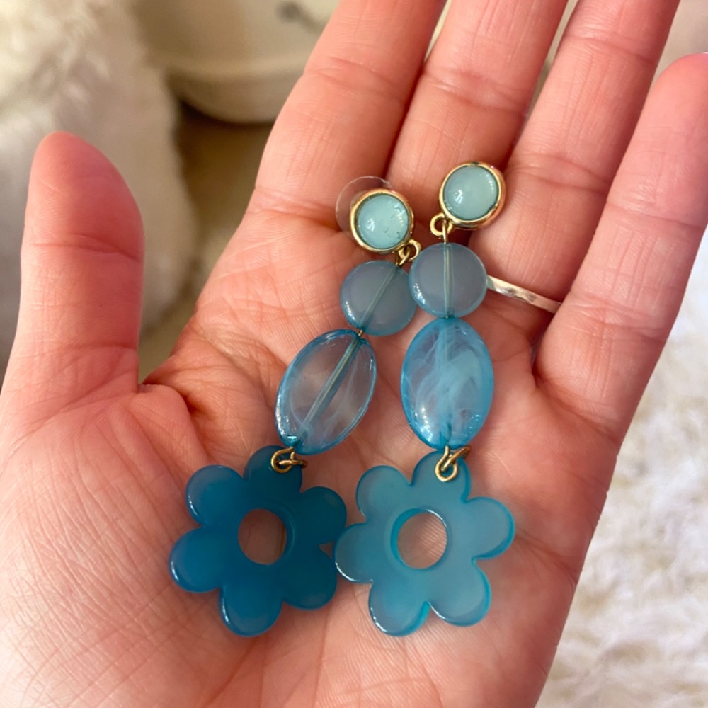 Urban Outfitters Blue Flower Acrylic Plastic Dangle Drop & Linear Earring Women - Picture 3 of 4